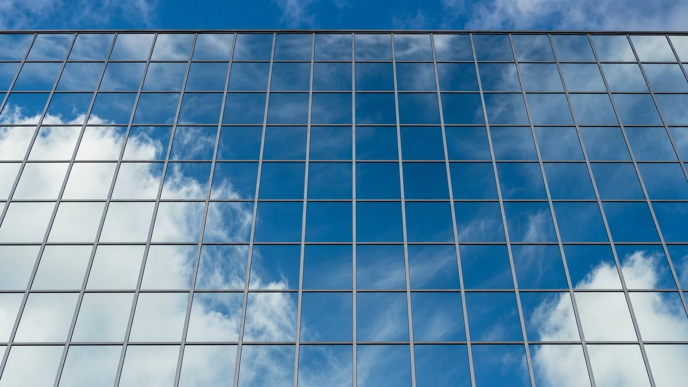 Glasreinigung an einer Bürofassade in Wolfsburg